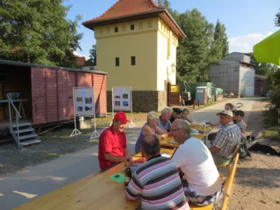 Besucher beim Unterhalten an Tischen  (Bild vergr&ouml;&szlig;ern)