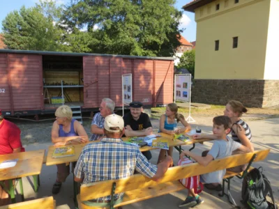 Besucher beim Unterhalten an Tischen - 2  (Bild vergr&ouml;&szlig;ern)