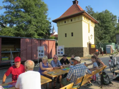Besucher beim Unterhalten an Tischen - 3  (Bild vergr&ouml;&szlig;ern)