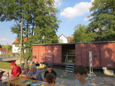 Besucher beim Unterhalten an Tischen - 4  (Bild vergr&ouml;&szlig;ern)