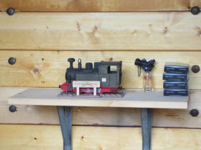Kleines Eisenbahnmodell auf einem Regal in dem Wagon  (Bild vergr&ouml;&szlig;ern)