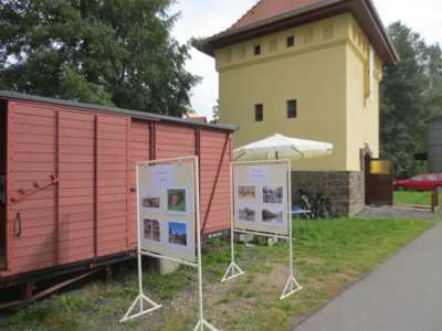 Infotafeln vor dem Wagon  (Bild vergr&ouml;&szlig;ern)