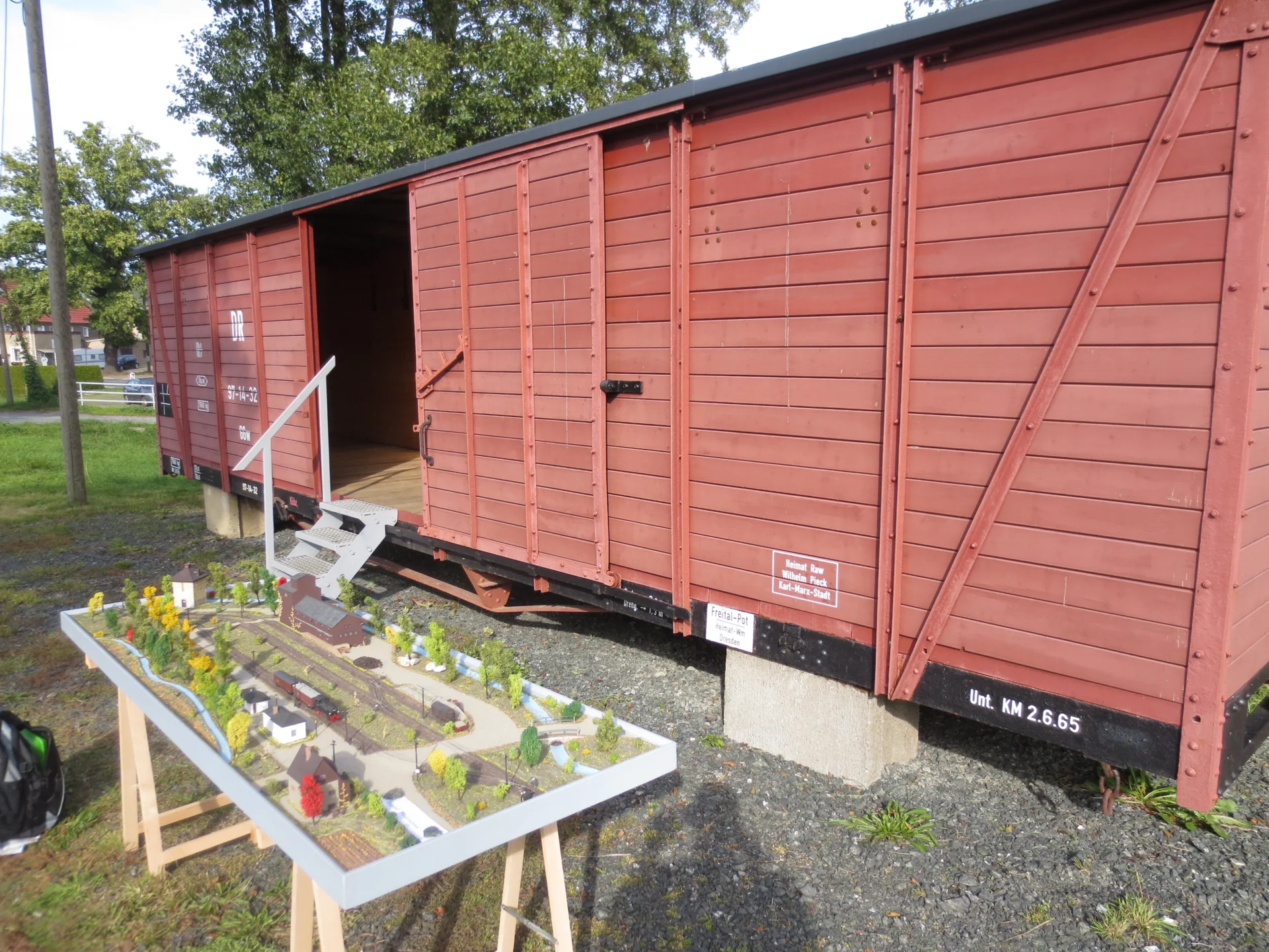 Bild: Modelleisenbahn mit Wagon im Hintergrund