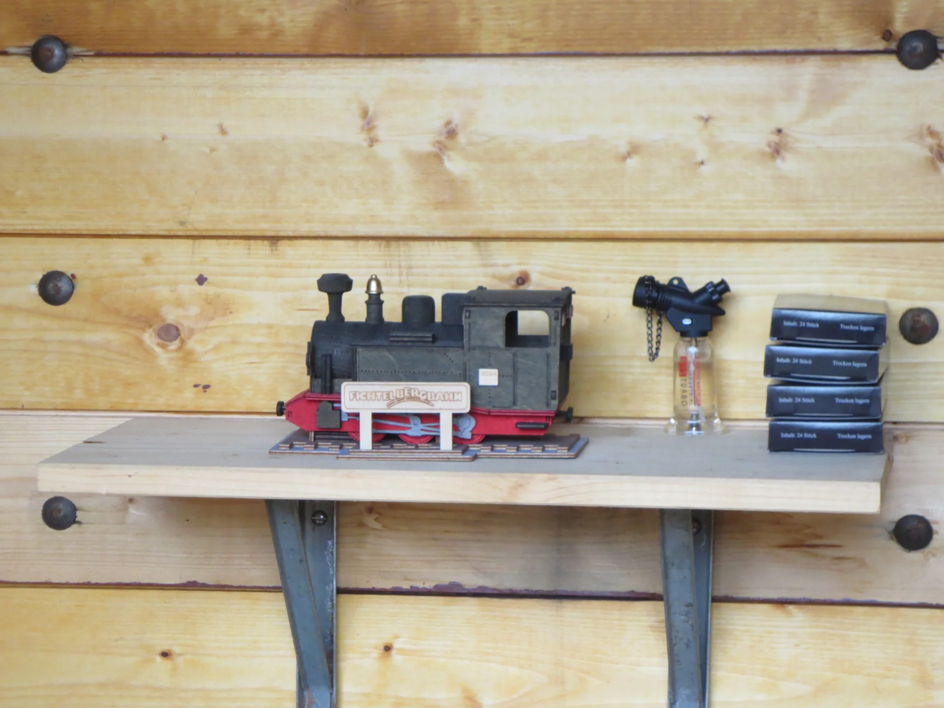 Bild: Kleines Eisenbahnmodell auf einem Regal in dem Wagon