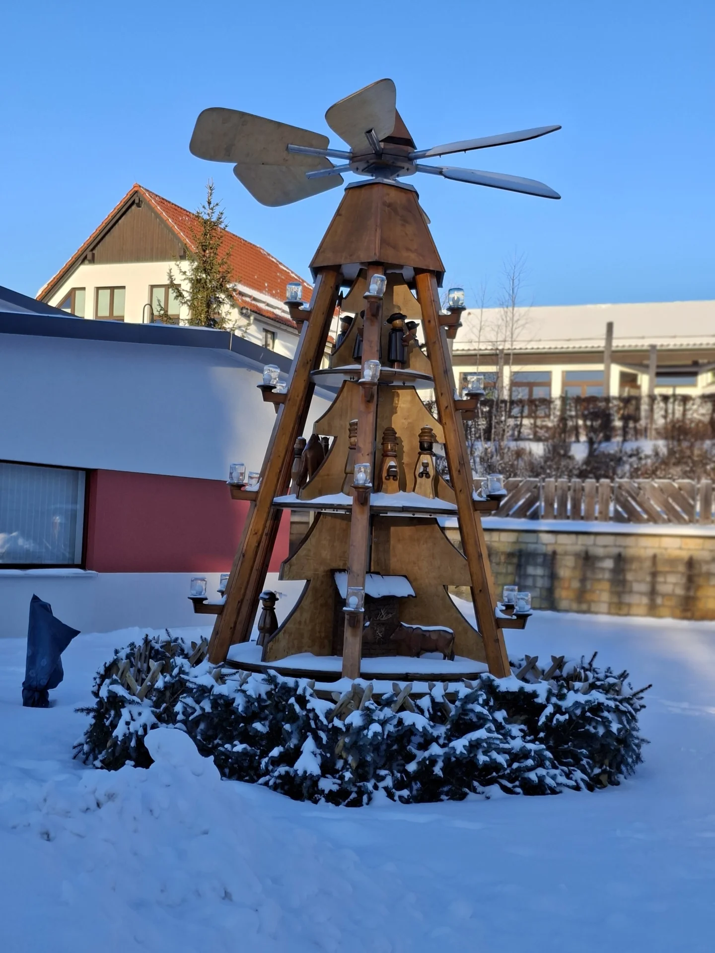 Bild: Weihnachtspyramide Niederschöna im Winter (Nahaufnahme)