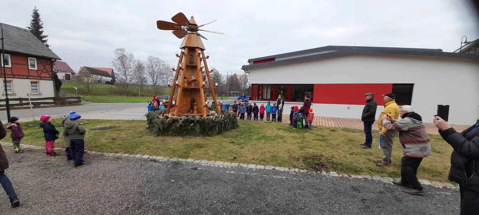 Bild: Weihnachtspyramide Niederschöna im Sommer beim Pyramidenschieben
