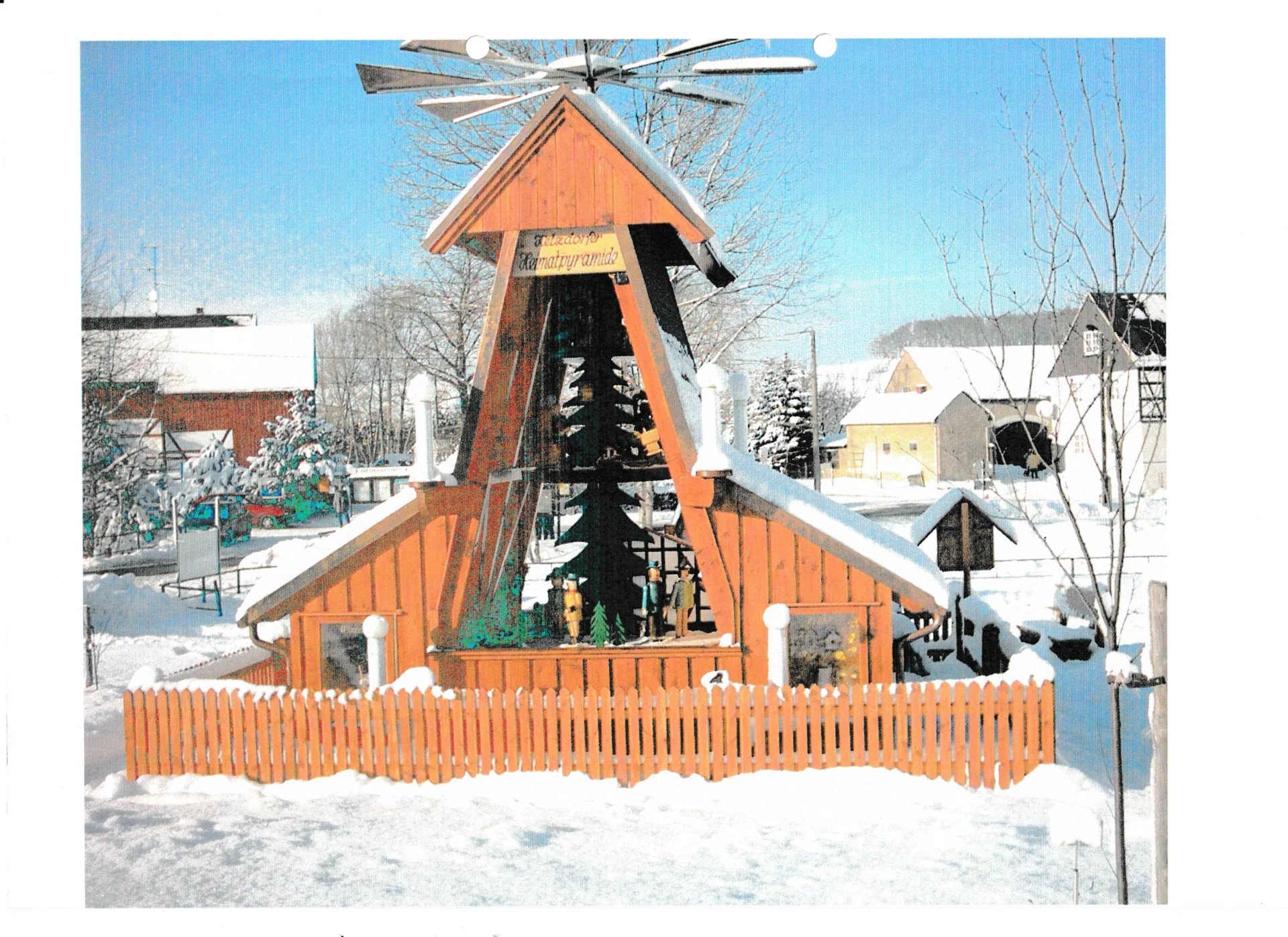 Bild: Pyramide Hetzdorf im Schnee