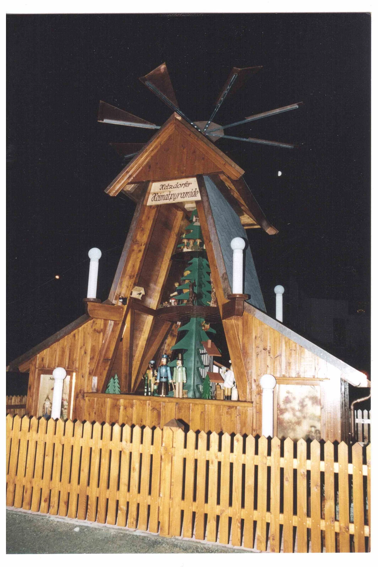 Bild: Pyramide Hetzdorf nachts