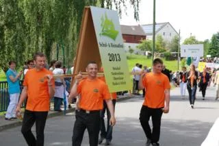 Bild: Schul- und Heimatfest 2013 Schaubanner beim Umzug