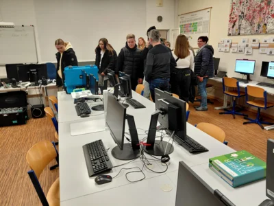 Computerkabinett  (Bild vergr&ouml;&szlig;ern)