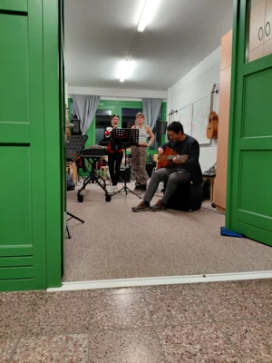 Die Band spielt  (Bild vergr&ouml;&szlig;ern)