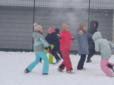 Foto des Albums: Schneeballschlacht Klasse 4a