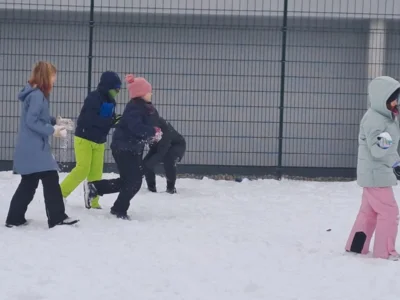 Foto des Albums: Schneeballschlacht Klasse 4a