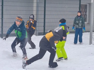 Foto des Albums: Schneeballschlacht Klasse 4a