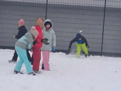 Foto des Albums: Schneeballschlacht Klasse 4a