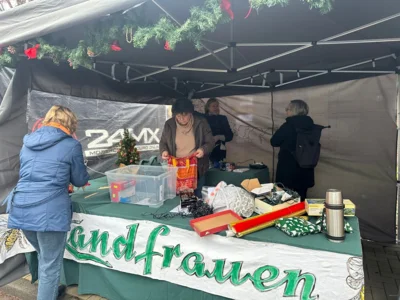 Vorschaubild: Aufbau des Standes für den Weihnachtsmarkt