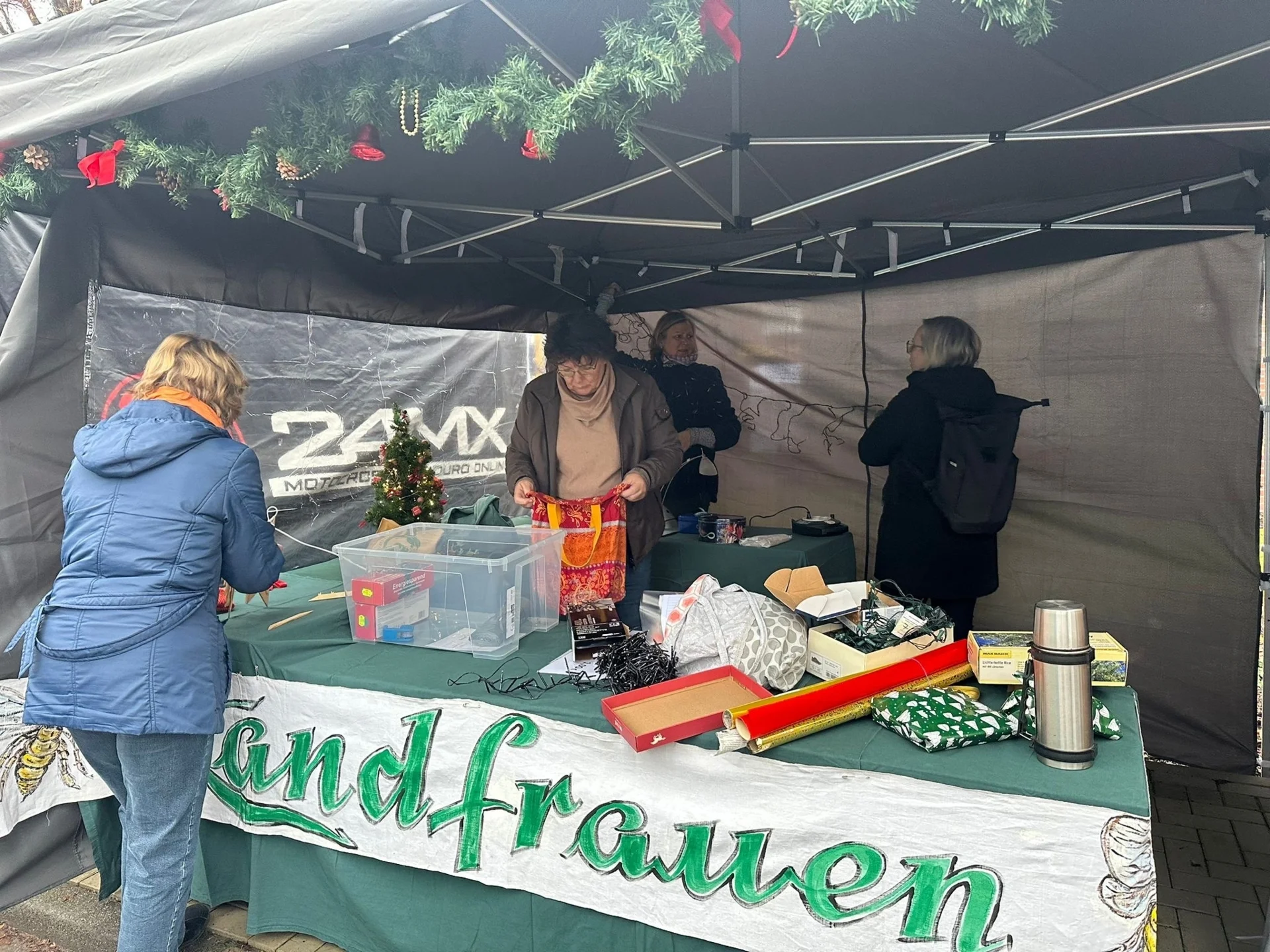 Bild: Aufbau des Standes für den Weihnachtsmarkt