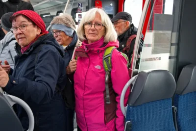 In der S-Bahn - doch sie f&auml;hrt  (Bild vergr&ouml;&szlig;ern)