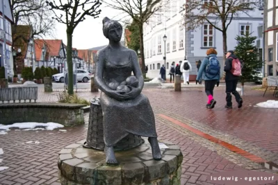 Marktfrau - Fu&szlig;g&auml;ngerzone Springe  (Bild vergr&ouml;&szlig;ern)