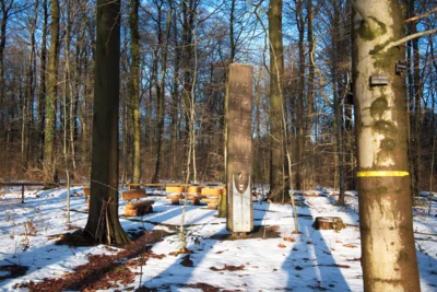 Waldfriedhof Springe - Altar  (Bild vergr&ouml;&szlig;ern)