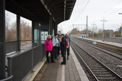 Warten in Weetzen  (Bild vergr&ouml;&szlig;ern)