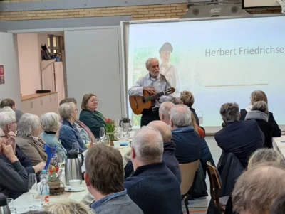 Musikalische Unterhaltung mit Hans-Herbert  (Bild vergr&ouml;&szlig;ern)