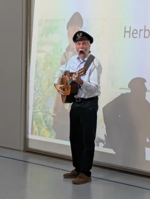 Musikalische Unterhaltung mit Hans-Herbert  (Bild vergr&ouml;&szlig;ern)