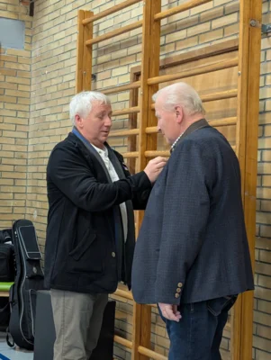 Goldene Ehrennadel f&uuml;r Ernst-Wilhelm Petersen  (Bild vergr&ouml;&szlig;ern)