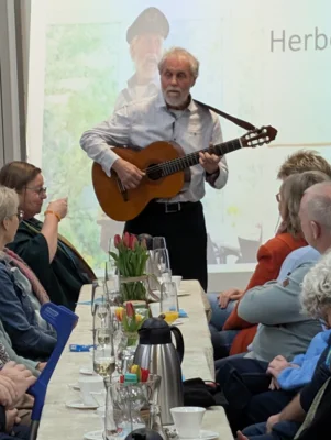Musikalische Unterhaltung mit Hans-Herbert  (Bild vergr&ouml;&szlig;ern)