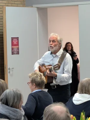 Musikalische Unterhaltung mit Hans-Herbert  (Bild vergr&ouml;&szlig;ern)