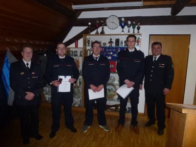 Bef&ouml;rderung zum Oberfeuerwehrmann: (v.l.) Stefan Ga&szlig;dorf, Max Grundmann, Johannes Schlumpberger, Lutz Eberhardt, Martin Kr&ouml;ner  (Bild vergr&ouml;&szlig;ern)