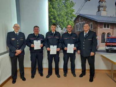 Bef&ouml;rderungen zum Feuerwehrmann (v.l.): Axel Hei&szlig;wolf, Mathias Michaelis, Jan Asum, Frank Winkler, J&uuml;rgen Vogt  (Bild vergr&ouml;&szlig;ern)