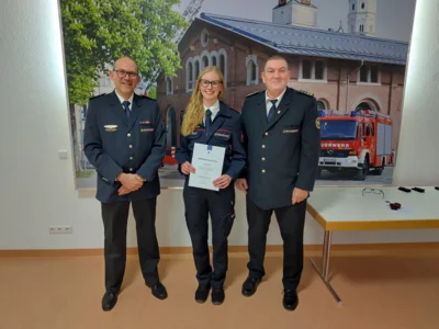 Bef&ouml;rderungen zur Hauptfeuerwehrfrau (v.l.): Axel Hei&szlig;wolf, Annika Bolz, J&uuml;rgen Vogt  (Bild vergr&ouml;&szlig;ern)
