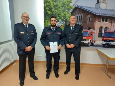 Bef&ouml;rderungen zum Oberfeuerwehrmann (v.l.): Axel Hei&szlig;wolf, Ramazan Divan, J&uuml;rgen Vogt  (Bild vergr&ouml;&szlig;ern)