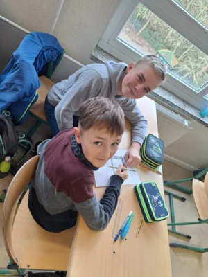 Foto des Albums: Besonderer Besuch vom Sally Bein Gymnasium Ein Tag voller Lernen und Spaß an der Grundschule Brück!