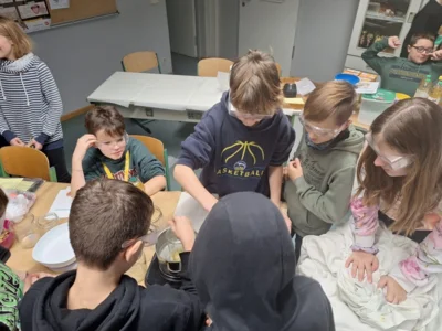 Foto des Albums: Begegnungen zwischen Groß und Klein am Naturwissenschaftstag der Oberschule Brück