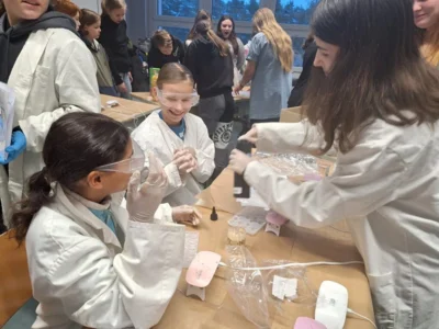Foto des Albums: Begegnungen zwischen Groß und Klein am Naturwissenschaftstag der Oberschule Brück