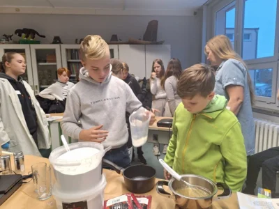 Foto des Albums: Begegnungen zwischen Groß und Klein am Naturwissenschaftstag der Oberschule Brück