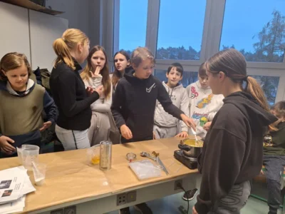 Foto des Albums: Begegnungen zwischen Groß und Klein am Naturwissenschaftstag der Oberschule Brück