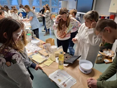 Foto des Albums: Begegnungen zwischen Groß und Klein am Naturwissenschaftstag der Oberschule Brück