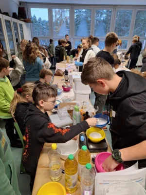 Fotoalbum Begegnungen zwischen Groß und Klein am Naturwissenschaftstag der Oberschule Brück