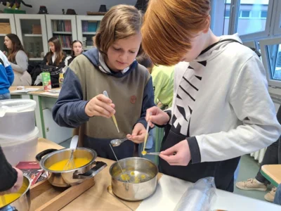 Foto des Albums: Begegnungen zwischen Groß und Klein am Naturwissenschaftstag der Oberschule Brück