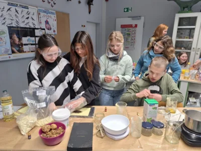 Foto des Albums: Begegnungen zwischen Groß und Klein am Naturwissenschaftstag der Oberschule Brück