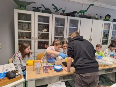 Foto des Albums: Begegnungen zwischen Groß und Klein am Naturwissenschaftstag der Oberschule Brück