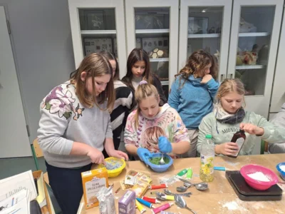 Foto des Albums: Begegnungen zwischen Groß und Klein am Naturwissenschaftstag der Oberschule Brück