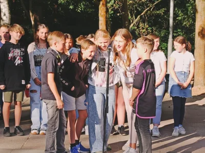Foto des Albums: Das Schulhofkonzert der Klasse 6a: Ein spontanes musikalisches Highlight