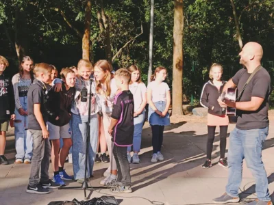 Foto des Albums: Das Schulhofkonzert der Klasse 6a: Ein spontanes musikalisches Highlight