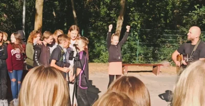 Foto des Albums: Das Schulhofkonzert der Klasse 6a: Ein spontanes musikalisches Highlight