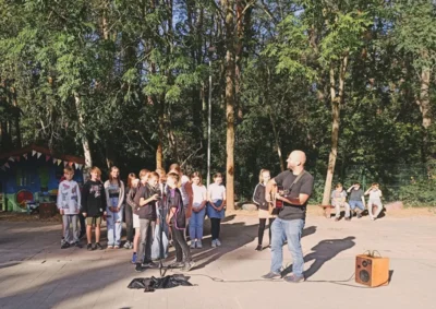 Fotoalbum Das Schulhofkonzert der Klasse 6a: Ein spontanes musikalisches Highlight
