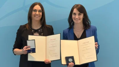 Janin Ribguth und Martina Sch&uuml;tz bei der Verleihung im Bundeskanzleramt in Berlin. Foto: privat 